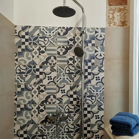 Gasthuis House Bava 4*